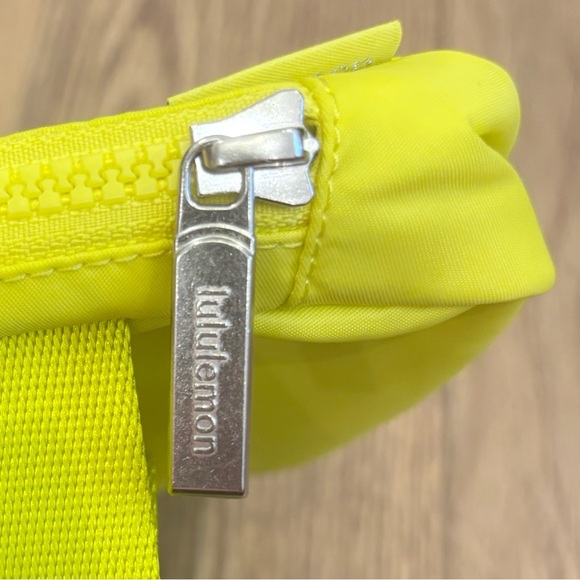 NWT Lululemon Everywhere Belt Bag In Daisy Glow - Picture 7 of 10